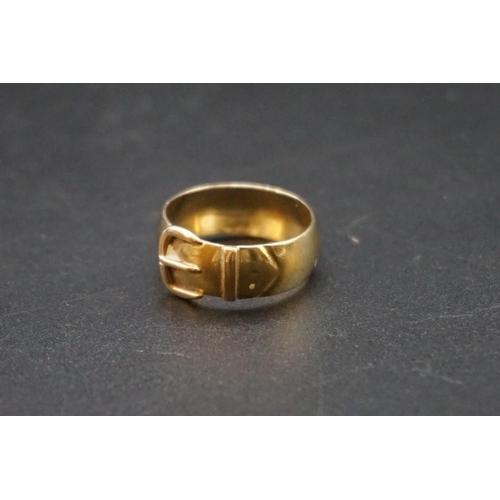 701 - A 9ct gold buckle ring, 3.6g, size R1/2.