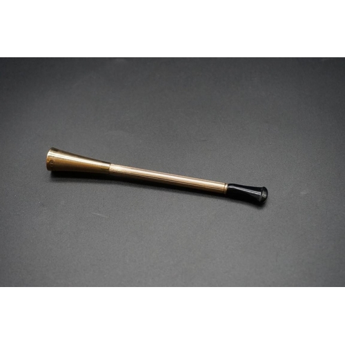 723 - A 9ct gold cigarette holder, by Cohen & Charles, Birmingham 1958, 11cm.