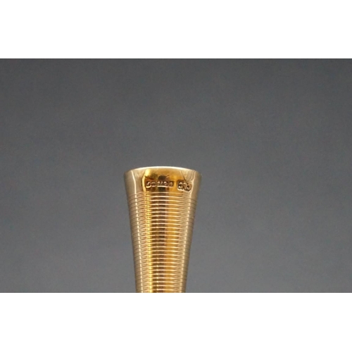 723 - A 9ct gold cigarette holder, by Cohen & Charles, Birmingham 1958, 11cm.