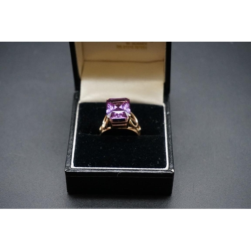 729 - A 9ct gold and synthetic Alexandrite single stone ring, size O, gross weight 4g.