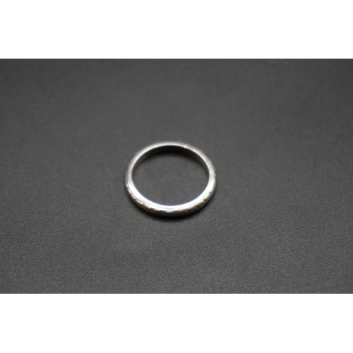 736 - A wedding band, stamped platinum, size M.