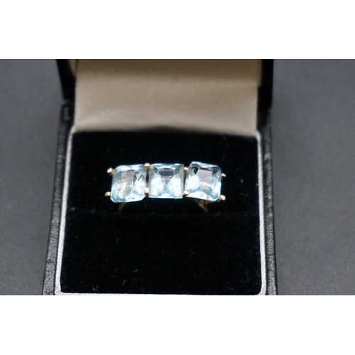 739 - A 18ct gold and aquamarine three stone ring, size M1/2 gross weight 4g.