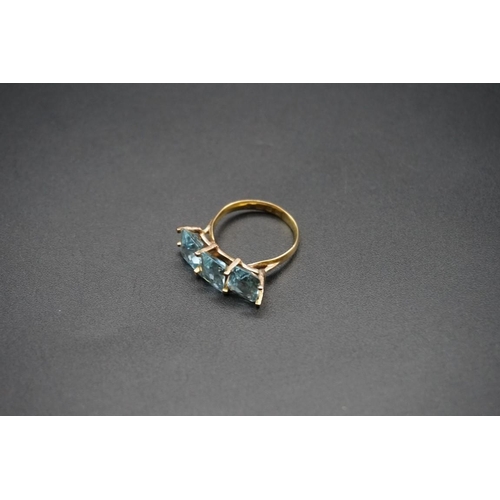 739 - A 18ct gold and aquamarine three stone ring, size M1/2 gross weight 4g.