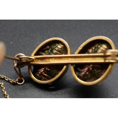 742 - A 9ct gold brooch set two scarab beetles, by H&M, Birmingham 1914, 3.3cm.