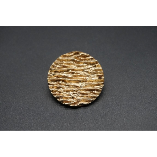 743 - A 9ct gold textured disk brooch/pendant, Birmingham 1975, 30mm, 14.5g.