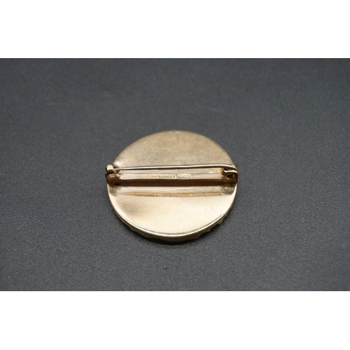 743 - A 9ct gold textured disk brooch/pendant, Birmingham 1975, 30mm, 14.5g.