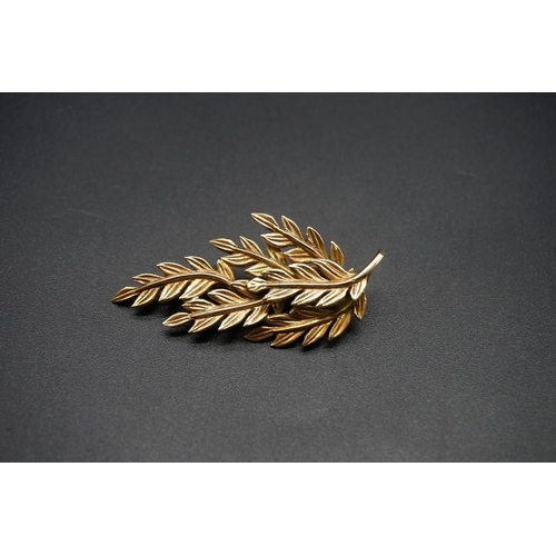 748 - A 9ct gold leaf brooch, hallmarked Birmingham 1960, 50mm, with base metal attachment pin, 9.8g gross... 