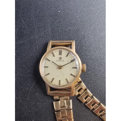 988 - A vintage Omega 9ct gold ladies manual wind wristwatch, 20mm, cal 620, Serial No, 30628328, gross we... 