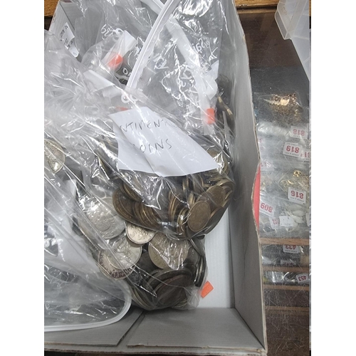 495 - Coins: a large quantity of UK and World coins.