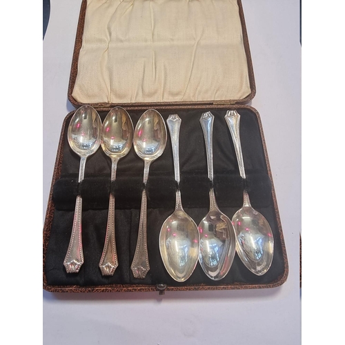 554 - A cased set of six silver teaspoons, by Wilmot Manufacturing Co, Birmingham 1930, 101g.... 