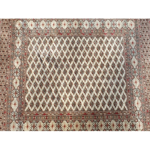 1003 - A Saraband rug, 129 x 97cm.