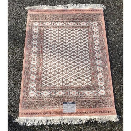 1003 - A Saraband rug, 129 x 97cm.