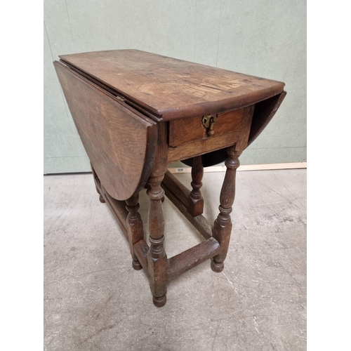 1027 - A small early 18th century oak gateleg table, with frieze drawer, 93cm wide when open. ... 