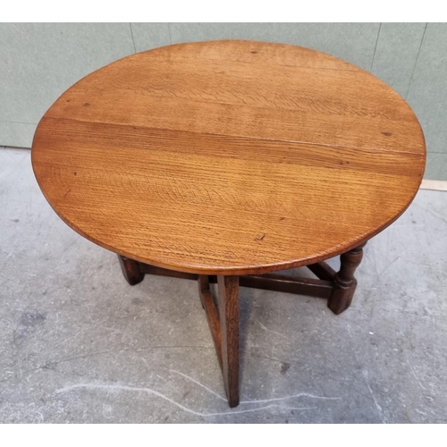 1047 - A small reproduction oak credence type table, 60.5cm wide; together with an Anglo-Indian ebonized oc... 