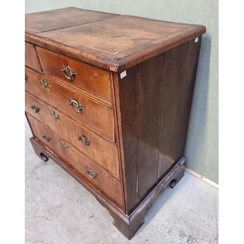 1055 - An 18th century walnut, feather and crossbanded chest of drawers, 94.5cm wide.