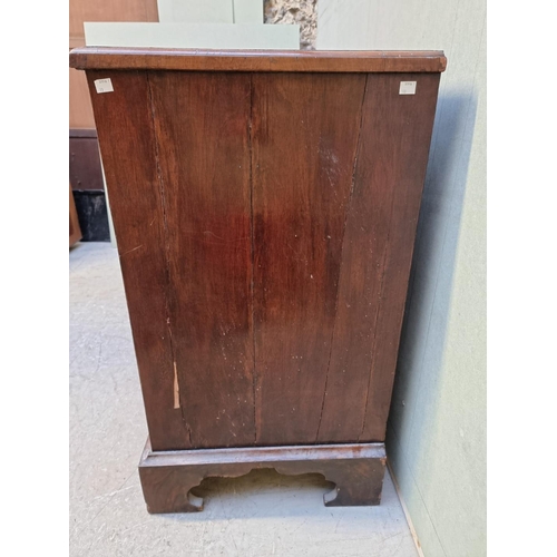 1055 - An 18th century walnut, feather and crossbanded chest of drawers, 94.5cm wide.