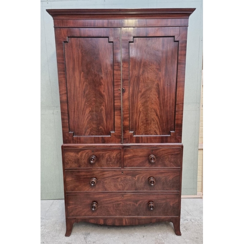 1067 - A George III mahogany linen press, 121cm wide. 