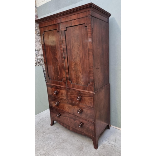 1067 - A George III mahogany linen press, 121cm wide. 