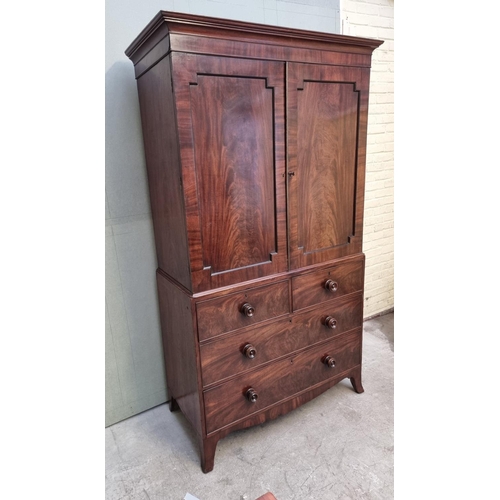 1067 - A George III mahogany linen press, 121cm wide. 