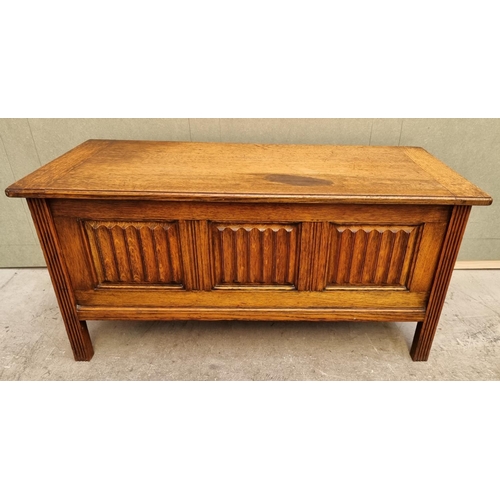 1072 - A reproduction oak linenfold coffer, 106.5cm wide. 