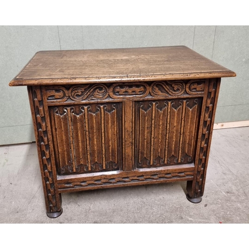 1078 - A small 'Ipswich Oak' carved linenfold coffer, 61cm wide.