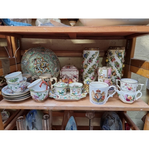 1121 - A mixed group of pottery and porcelain, to include: a Chinese famille rose plate, 24.5cm diameter; D... 