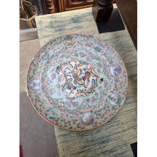 1121 - A mixed group of pottery and porcelain, to include: a Chinese famille rose plate, 24.5cm diameter; D... 