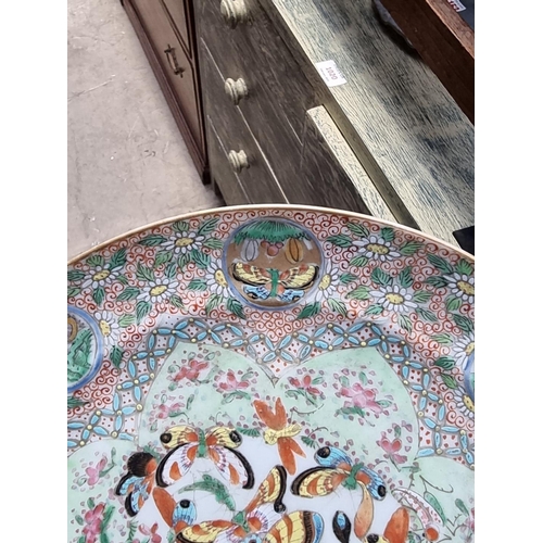 1121 - A mixed group of pottery and porcelain, to include: a Chinese famille rose plate, 24.5cm diameter; D... 