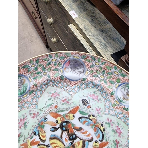 1121 - A mixed group of pottery and porcelain, to include: a Chinese famille rose plate, 24.5cm diameter; D... 