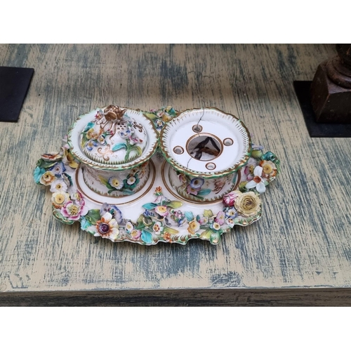 1121 - A mixed group of pottery and porcelain, to include: a Chinese famille rose plate, 24.5cm diameter; D... 