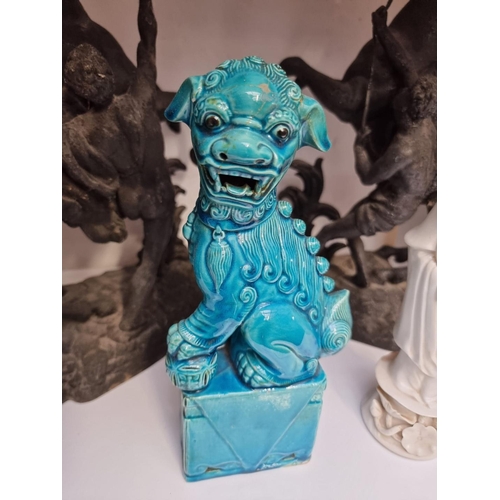 1169 - A Chinese blanc de chine figure of Guanyin, 25.5cm high; together with a Chinese turquoise ceramic t... 