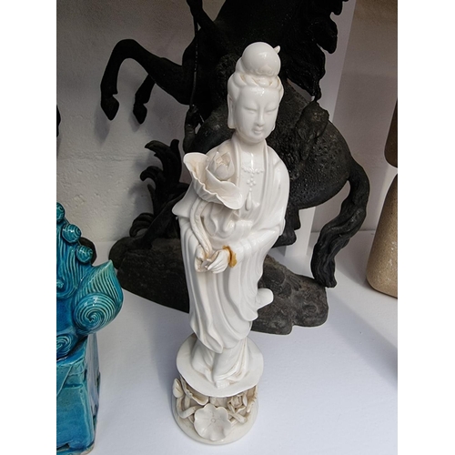 1169 - A Chinese blanc de chine figure of Guanyin, 25.5cm high; together with a Chinese turquoise ceramic t... 