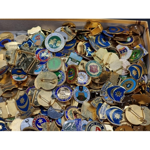 1257 - A collection of Bowling Club badges, together with brass military buttons.