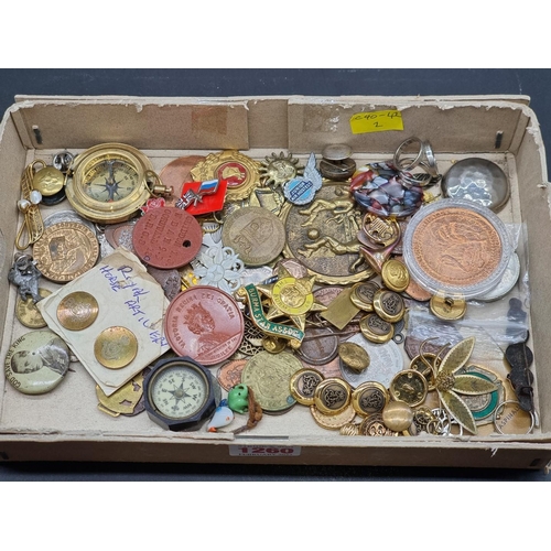 1260 - A small quantity of buttons, badges, medals and related. 