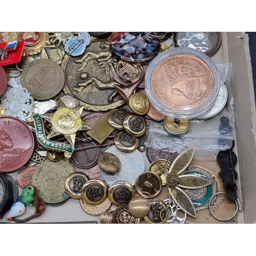 1260 - A small quantity of buttons, badges, medals and related. 