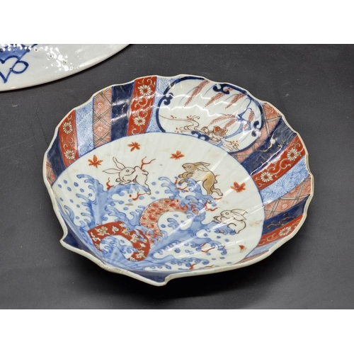 1338 - A Japanese Imari charger, 40.5cm diameter; together with another Japanese Imari scallop dish, 2... 