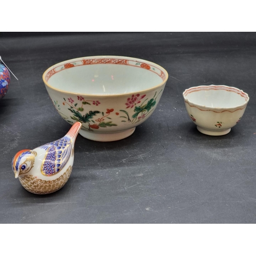 1380 - A mixed lot, to include: an 18th century Chinese bowl, 14.5cm diameter, a Royal Crown Derby Imari bi... 