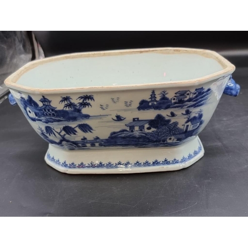 1410 - A Chinese blue and white tureen and cover, 18th century, 32cm wide.