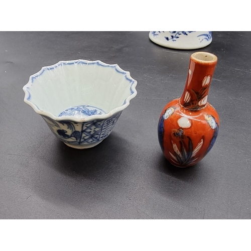 1432 - A group of Chinese blue and white porcelain, Kangxi and later, to include a large Ming style vase an... 