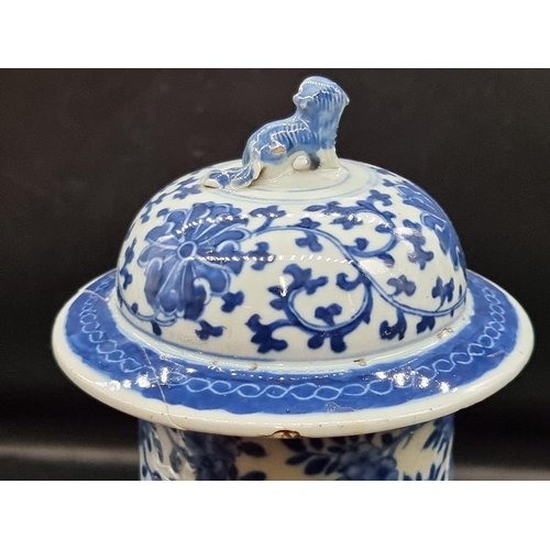 1432 - A group of Chinese blue and white porcelain, Kangxi and later, to include a large Ming style vase an... 