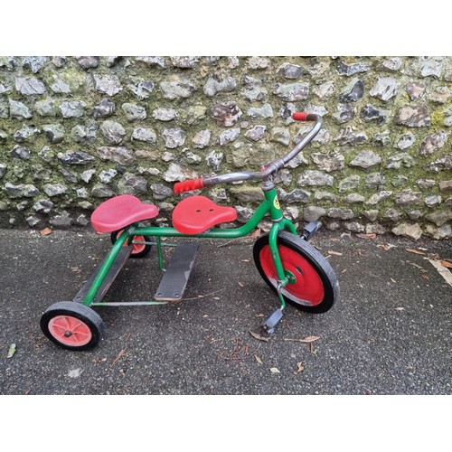 1647 - A vintage 'New York' child's tandem trike.