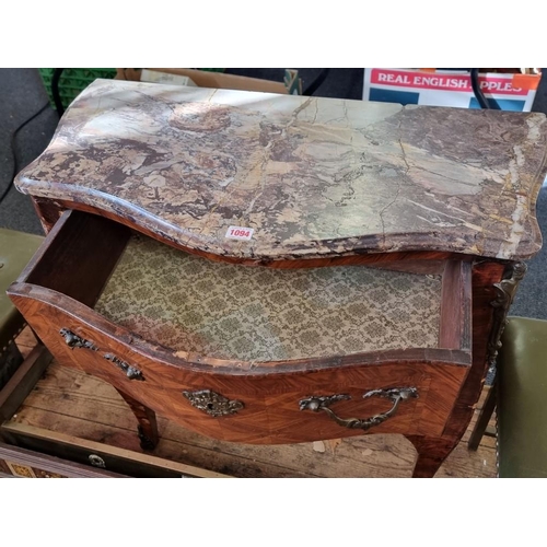 1094 - A small Louis XV kingwood and marble top commode, with brass mounts, 77.5cm wide. ... 