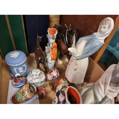 1509 - A mixed lot of ceramics, to include two Lladro figure, largest 27.5cm high.