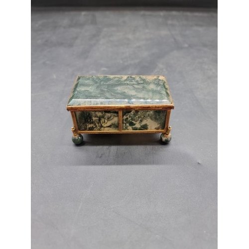 1512 - An antique moss agate and gilt brass mounted casket, 9.5cm wide. 