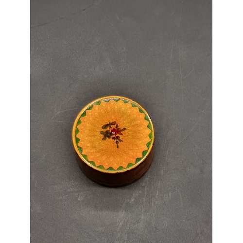 1513 - A late 18th/early 19th century French gilt lacquer circular box and cover, 4.6cm diameter. ... 