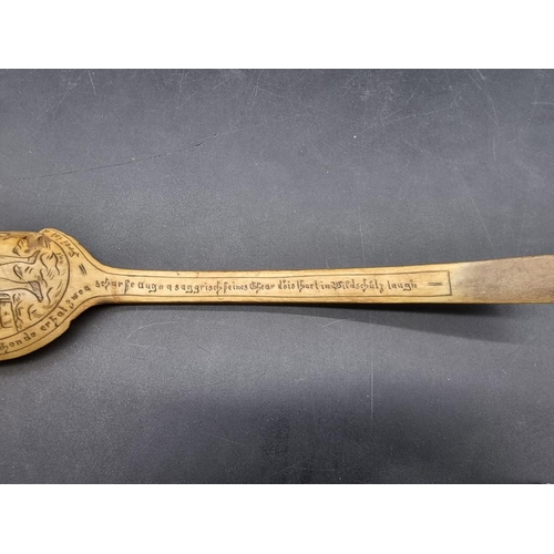 1534 - A rare 18th century Scrimshaw carved horn spoon, finely engraved with a Bavarian figure holding a ri... 