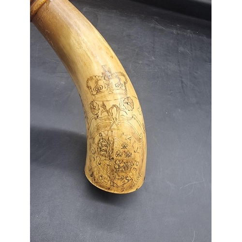 1536 - A scrimshaw style horn powder flask, 17th/18th century, engraved with The Royal Standard, 20cm long.... 