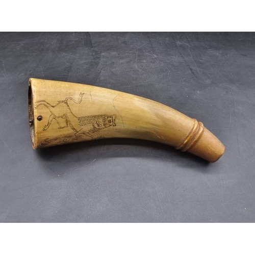 1536 - A scrimshaw style horn powder flask, 17th/18th century, engraved with The Royal Standard, 20cm long.... 