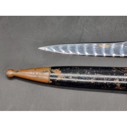 1556 - A World War II Italian officer's dagger and sheath. 