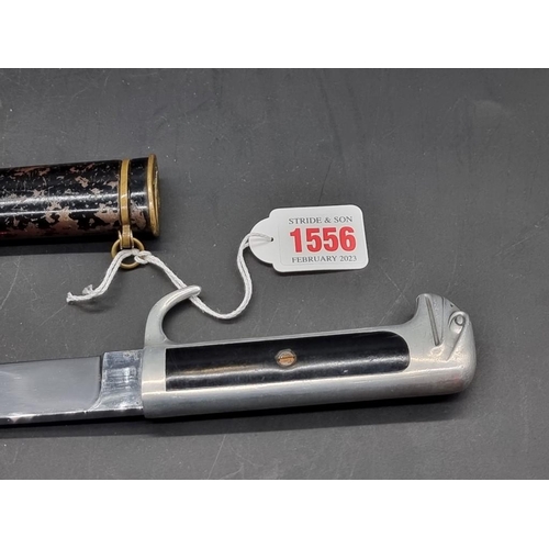 1556 - A World War II Italian officer's dagger and sheath. 